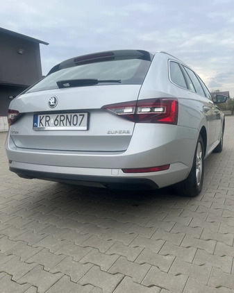Skoda Superb cena 69900 przebieg: 142000, rok produkcji 2017 z Rymanów małe 466